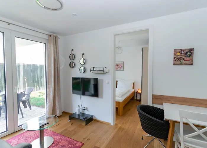 דירה Modern With Tiny Garden Near Center *