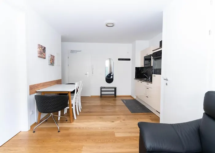 דירה Modern With Tiny Garden Near Center
