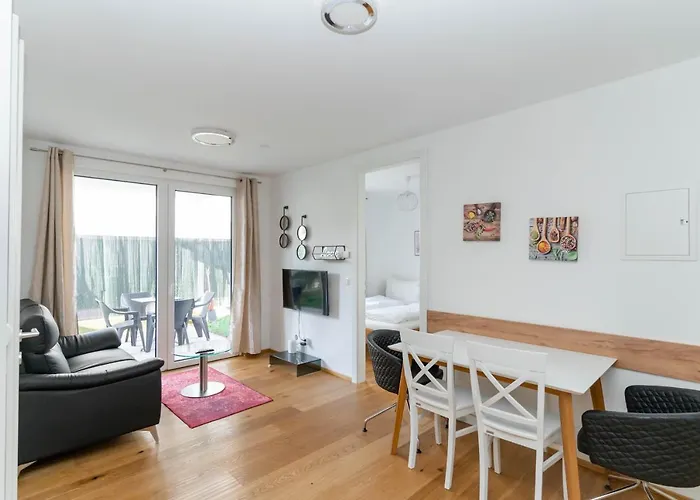 דירה Modern With Tiny Garden Near Center *