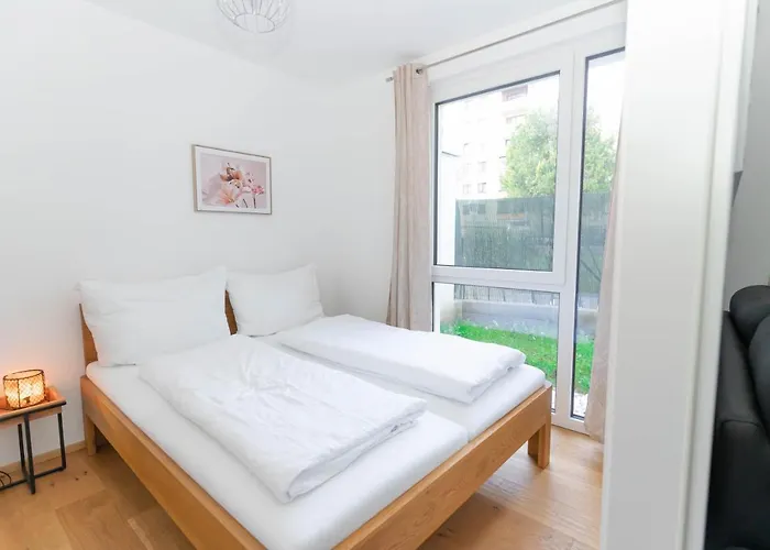 Modern With Tiny Garden Near Center דירה וינה