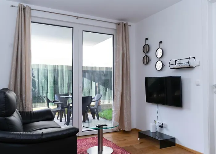Modern With Tiny Garden Near Center * וינה