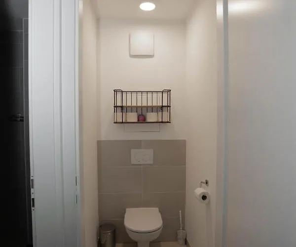 דירה Modern With Tiny Garden Near Center *