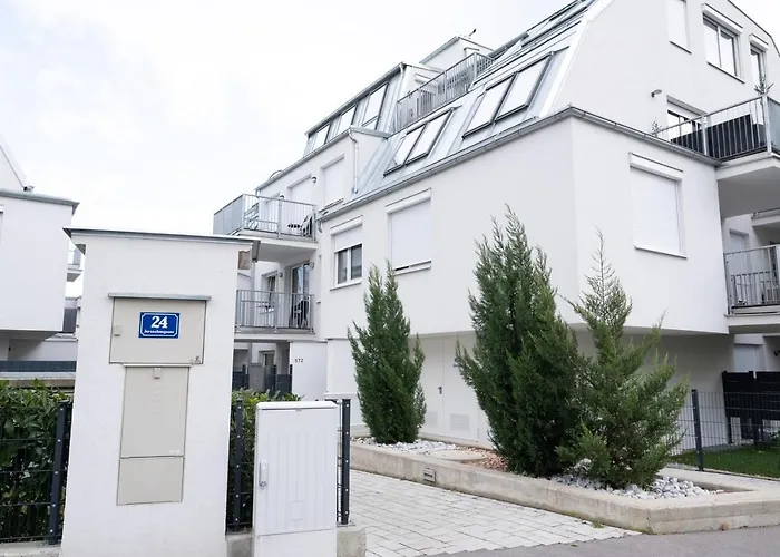 Modern With Tiny Garden Near Center דירה *