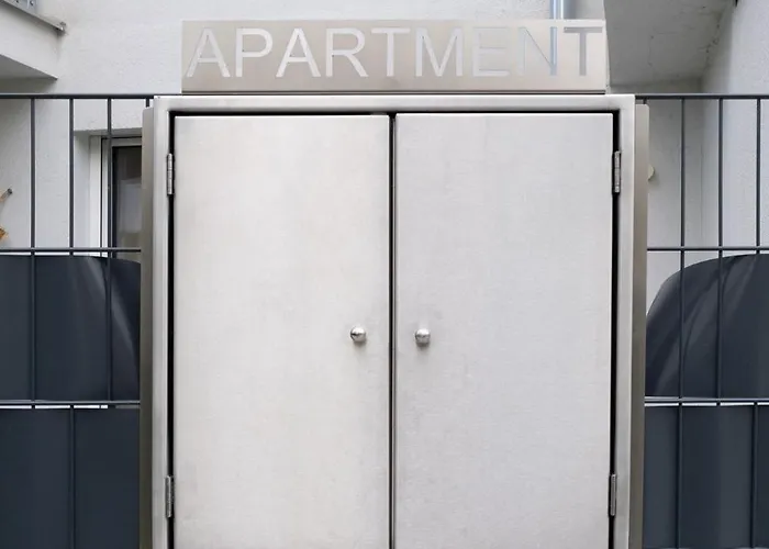 דירה Modern With Tiny Garden Near Center