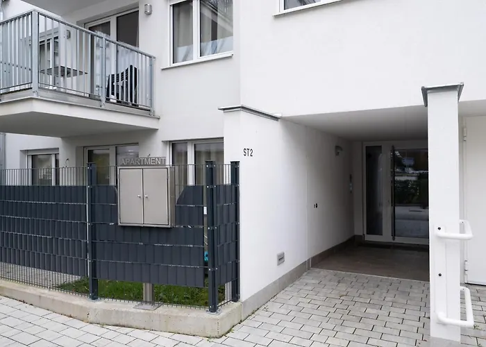 Modern With Tiny Garden Near Center וינה