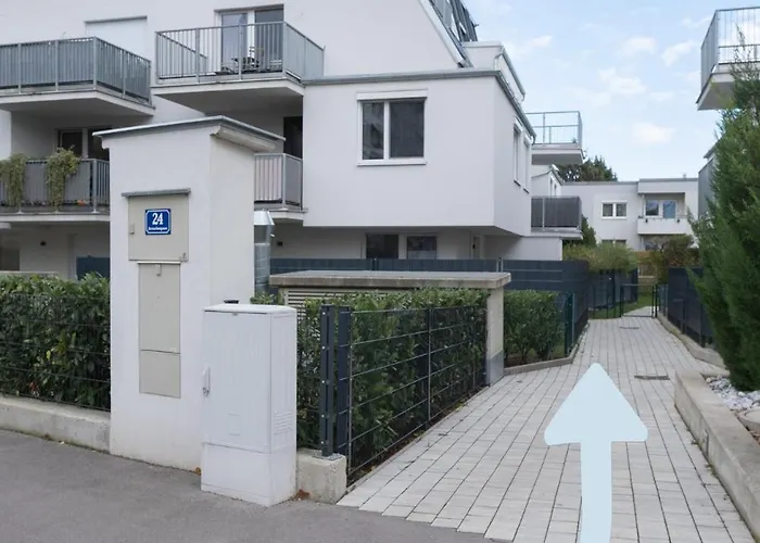 Modern With Tiny Garden Near Center דירה